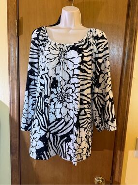 Women's Black & White Floral Scoop-Neck Blouse
